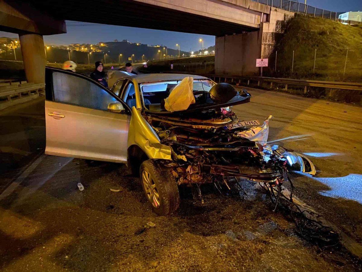 Çekmeköy’de bariyere çarpan aracın motoru yola fırladı: 3 yaralı #6