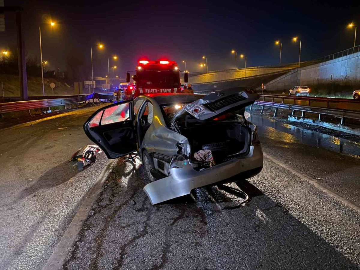 Çekmeköy’de bariyere çarpan aracın motoru yola fırladı: 3 yaralı #5