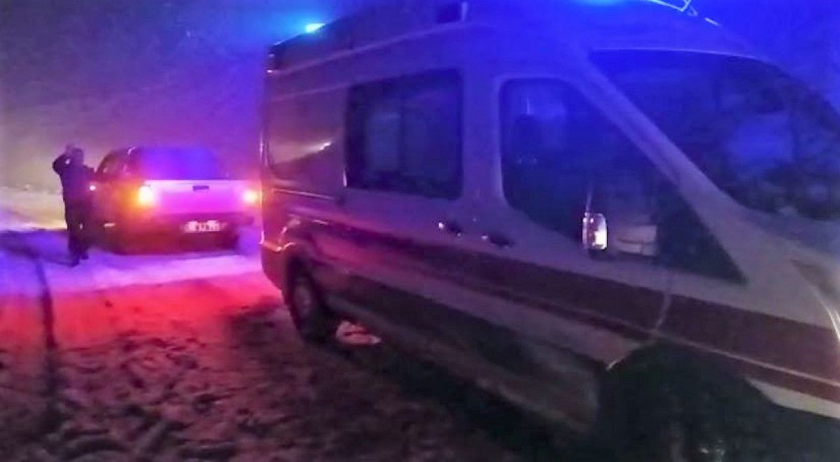 Siirt te karda mahsur kalan ambulansı ekipler kurtardı #1