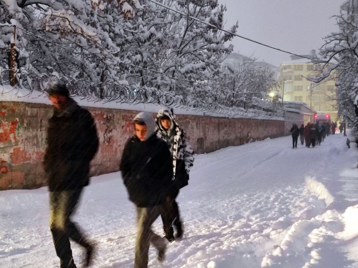Van da 3 ilçede kar yağışı nedeni ile okullar tatil edildi #6