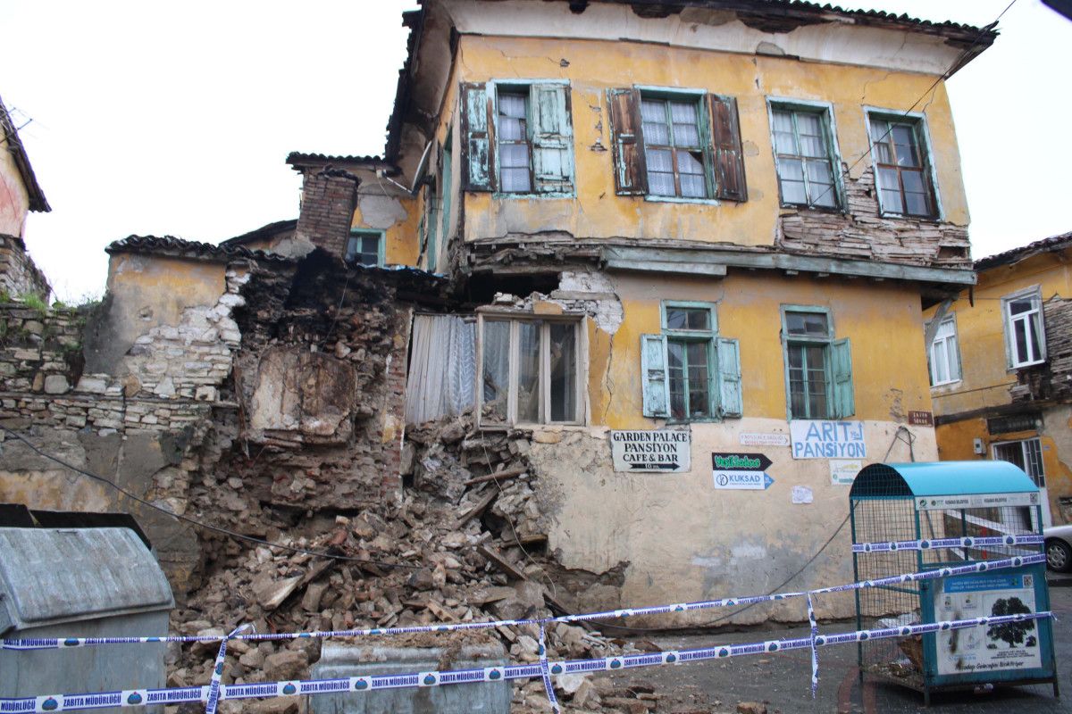 Aydın da iki katlı tarihi ev depremde kısmen yıkıldı #1