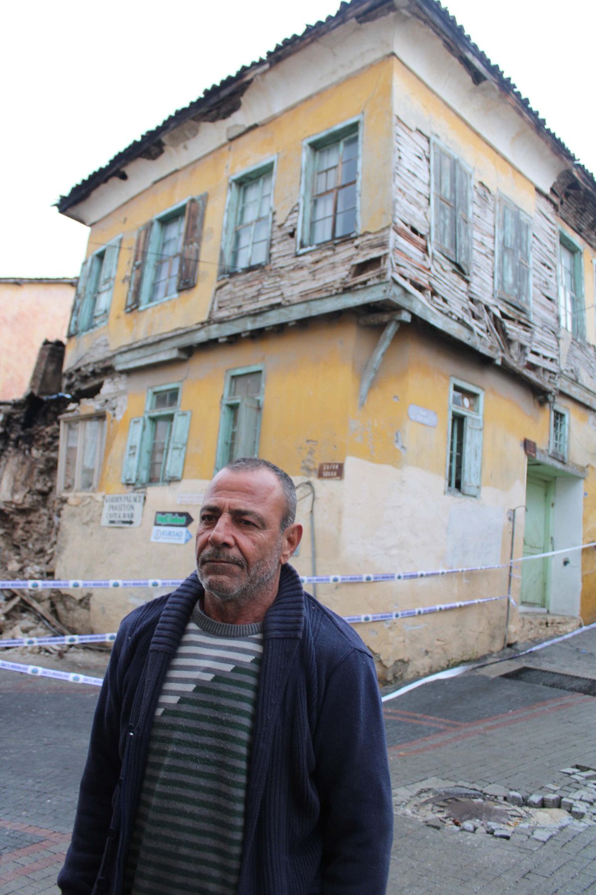 Aydın da iki katlı tarihi ev depremde kısmen yıkıldı #3