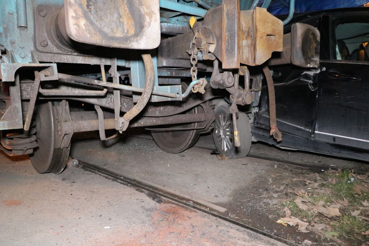 Zonguldak ta aracıyla ters yöne giren sürücü, trenle çarpıştı #8