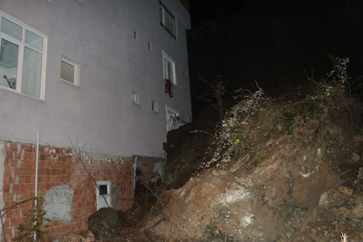 Samsun’da meydana gelen heyelanda dairenin duvarı yıkıldı #5