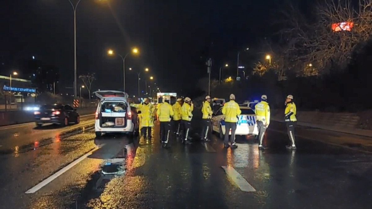 Üsküdar da karşı yola kaçmak isteyen yayaya otomobil çarptı #5