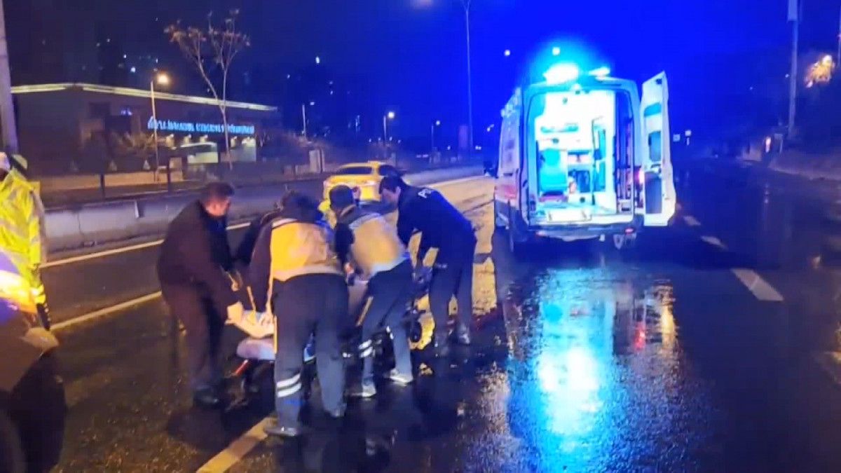 Üsküdar da karşı yola kaçmak isteyen yayaya otomobil çarptı #3
