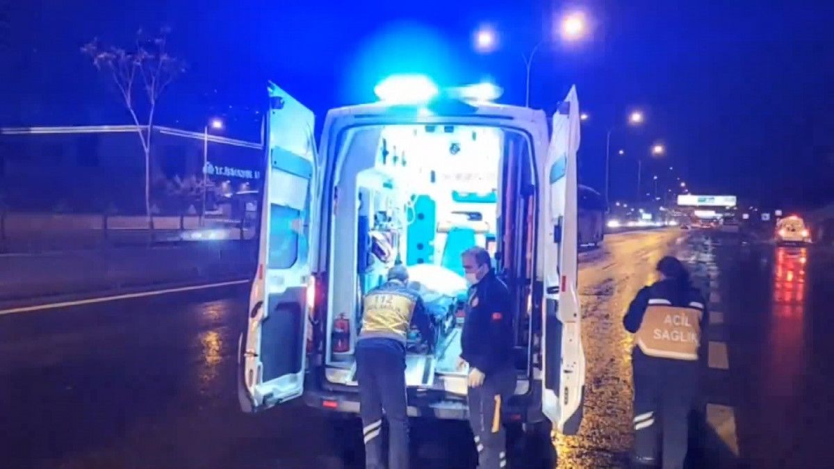 Üsküdar da karşı yola kaçmak isteyen yayaya otomobil çarptı #4