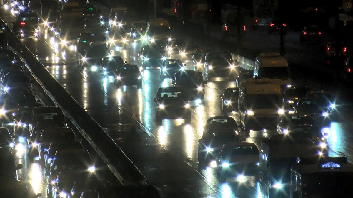 Üsküdar da karşı yola kaçmak isteyen yayaya otomobil çarptı #6