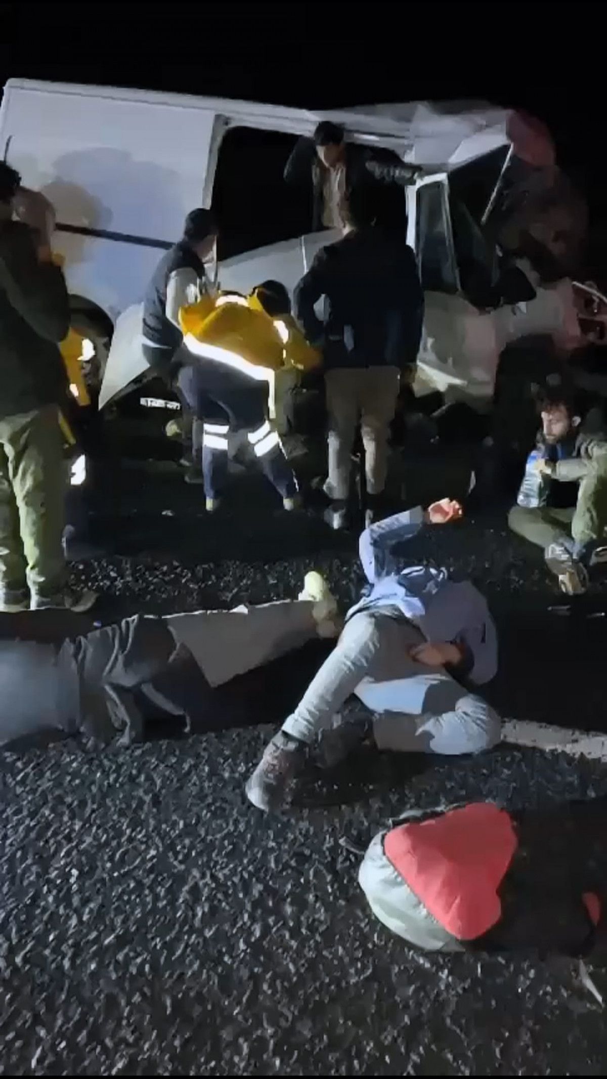 Ankara da kaçak göçmenleri taşıyan minibüs, otomobille çarpıştı: 21 yaralı #2