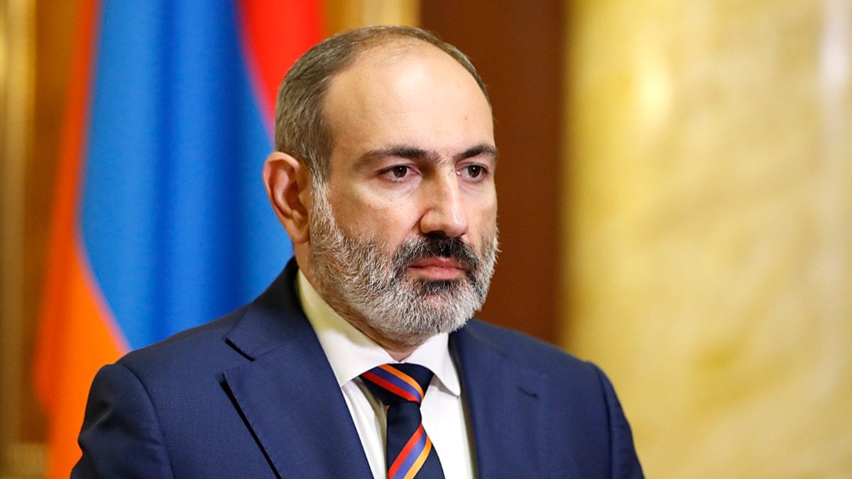 Opponents protesting Pashinyan gathered in front of the parliament