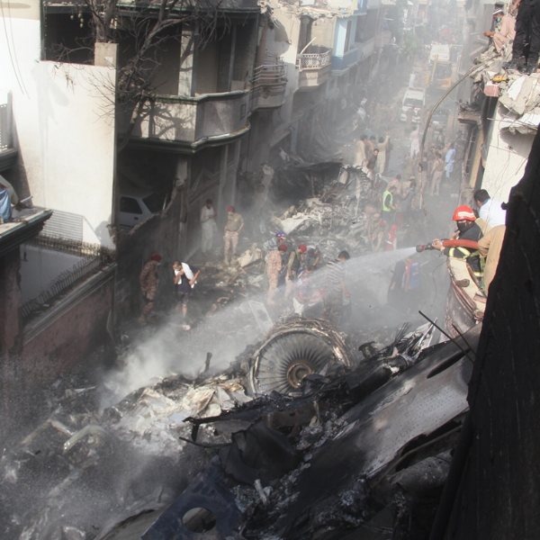 Pakistan'da 91 yolcu, 8 mürettebatın bulunduğu uçak düştü