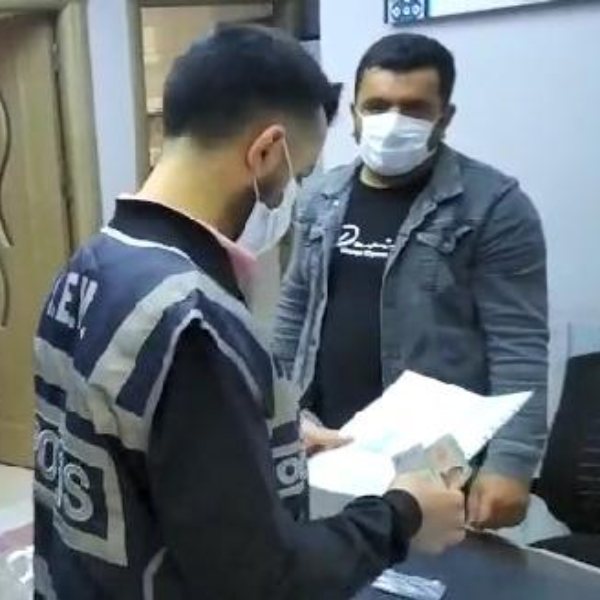 Sahte seyahat belgesi düzenleyen mimara suçüstü