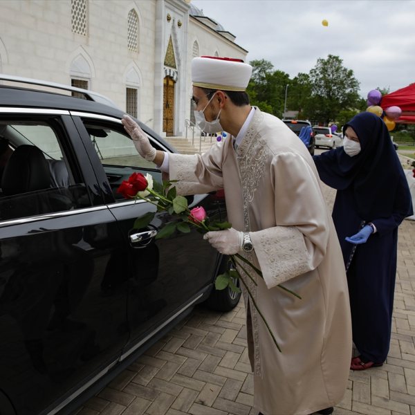 ABD'de Müslümanlar, korona nedeniyle arabada bayramlaştı