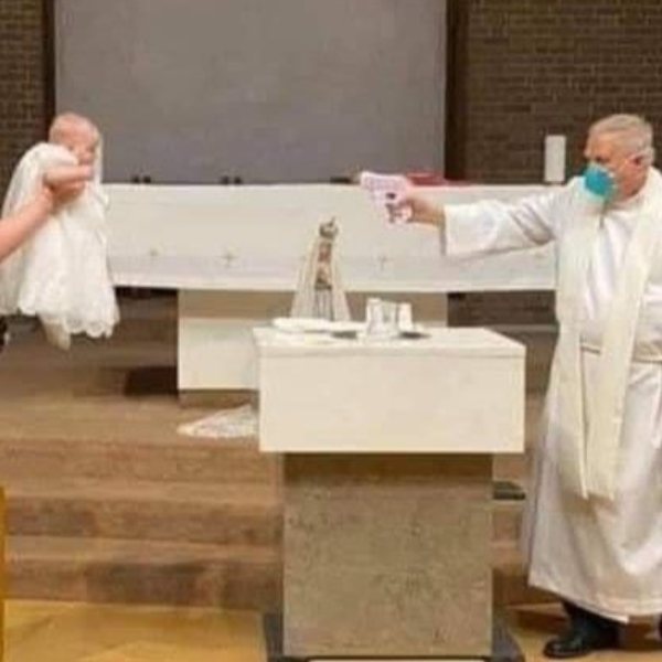 Rahipten su tabancasıyla vaftiz