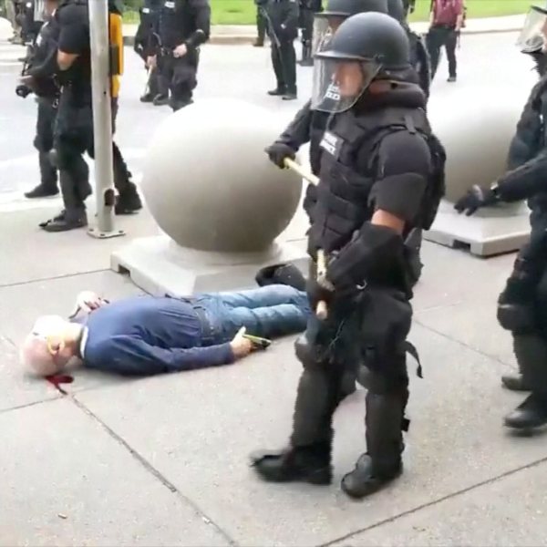 ABD polisi, yaşlı adamın kafasını yardı #1
