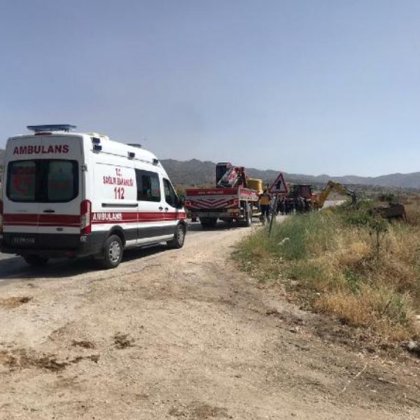 Aydın'da kamyon şarampole yuvarlandı: 2 ölü 8 yaralı