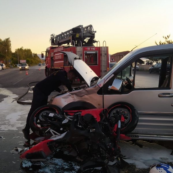 Van'da motosiklet ile kamyonet çarpıştı: 2 yaralı