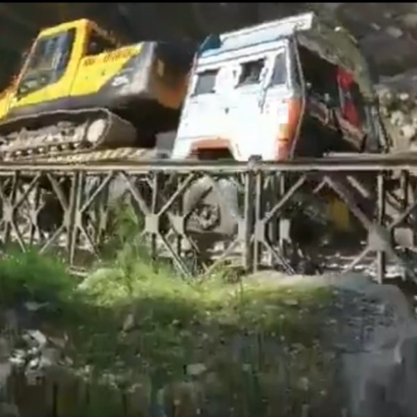 Hindistan'da tırı taşıyamayan köprü yıkıldı