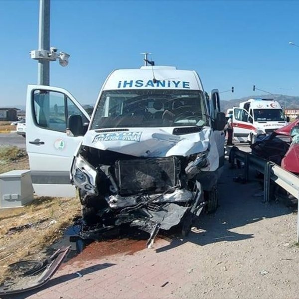 Afyonkarahisar'da minibüs ile otobüs çarpıştı: 17 yaralı