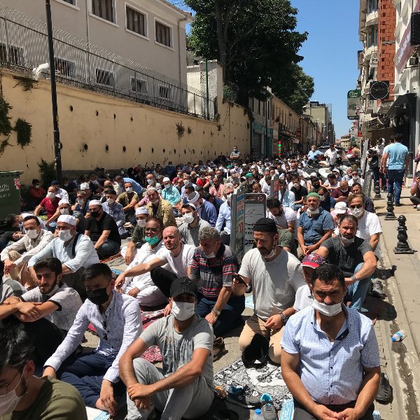 Ayasofya meydanına sığmayan cemaat sokaklarda namaz kıldı