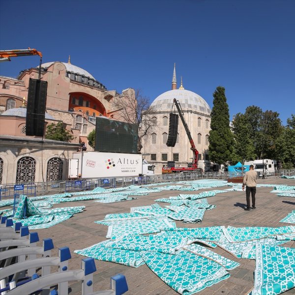 Ayasofya Camii'nin meydanına cemaat için hasır serildi