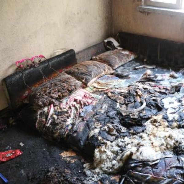 Denizli'de zemin kattaki ev yandı: 1 ölü, 1 yaralı
