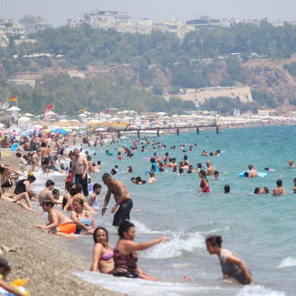 Antalya'da vatandaşlar, Konyaaltı'na akın etti