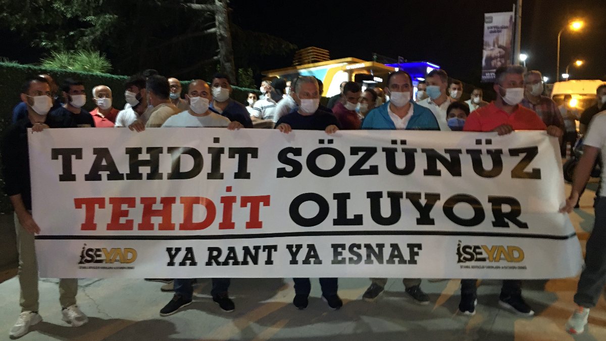 İstanbul'da servisçiler İBB binası önünde eylem yaptı