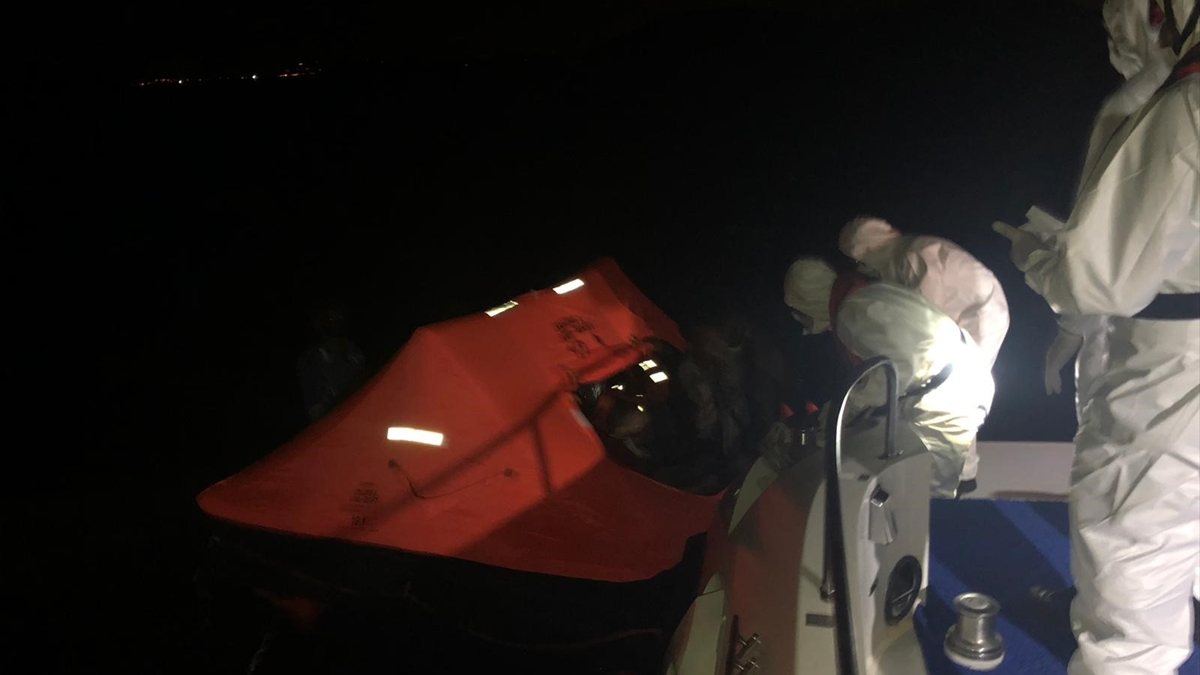 İzmir'de 9 sığınmacı kurtarıldı