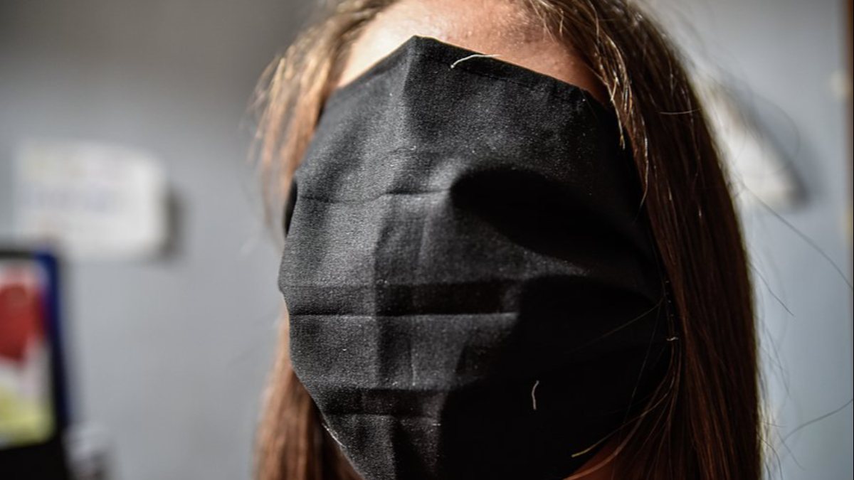 Yunanistan'da öğrencilere dağıtılan ücretsiz maskeler güldürdü