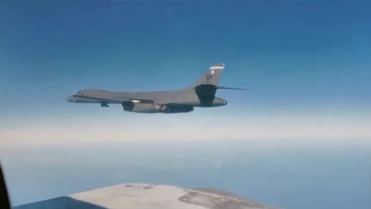 Rus uçağı Uzak Doğu'da ABD uçağını önledi