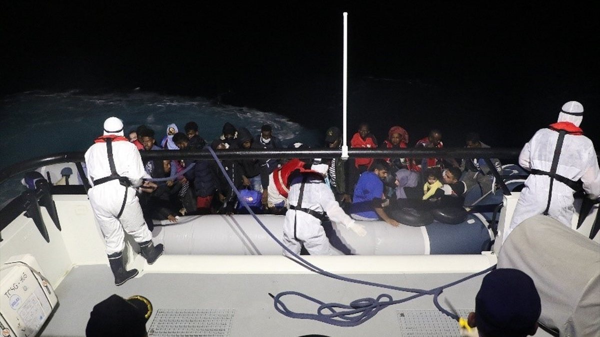 Balıkesir'de 32 düzensiz göçmen kurtarıldı
