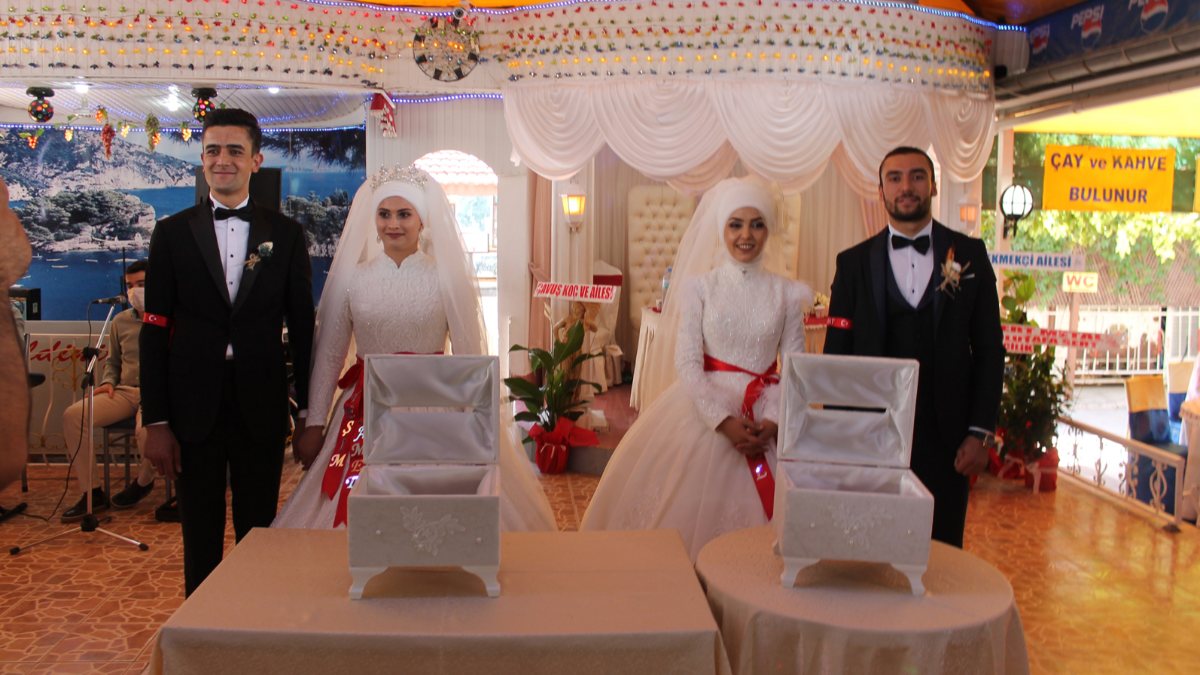 Aksaray'da iki kardeş, koronavirüs nedeniyle aynı düğünde evlendi