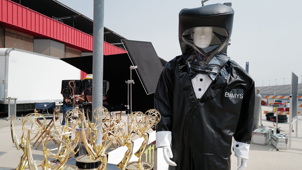 Emmy Ödülleri törenindeki sunucular, smokin tasarımlı koruyucu kıyafet giyecek