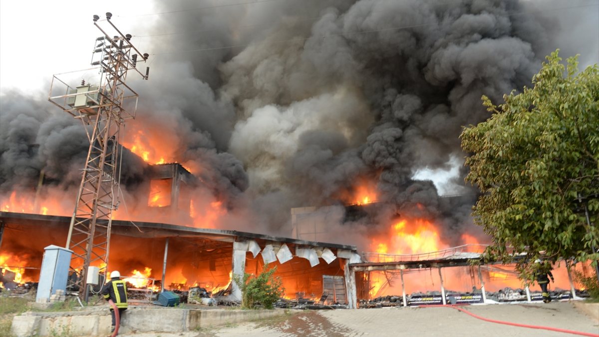 Tokat'ta bir AVM'de yangın çıktı