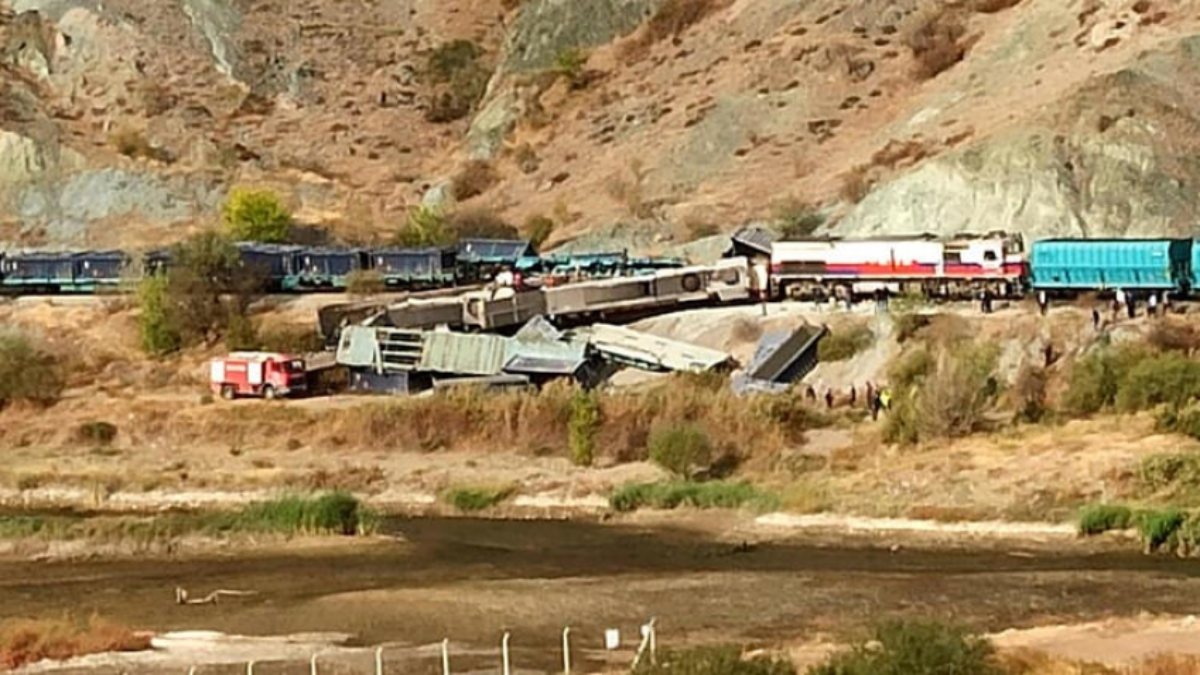Ankara'da 2 yük treni çarpıştı: 2 ölü