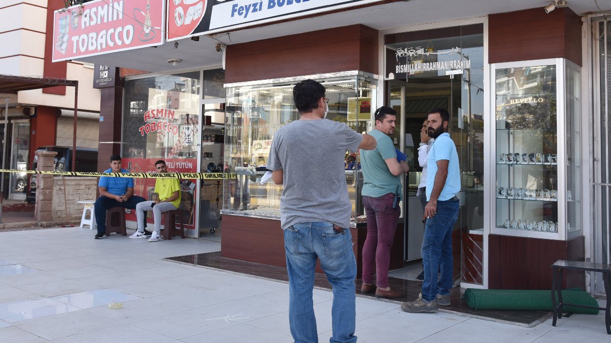 Antalya'da polis üniformalı soyguncu 1 kilo altın çaldı 