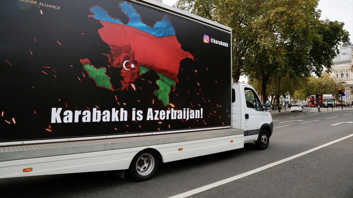 Karabağ Azerbaycan'dır yazılı araç Londra'da dolaştırıldı