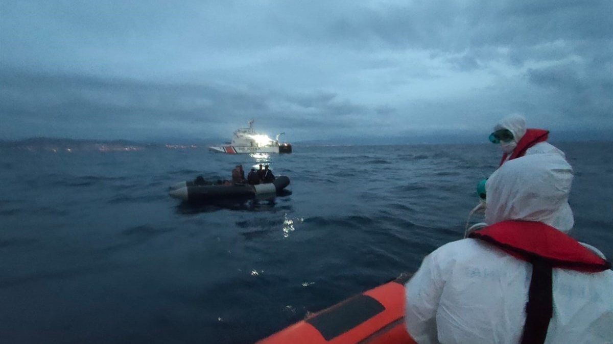 İzmir'de Türk kara sularına itilen 78 sığınmacı kurtarıldı