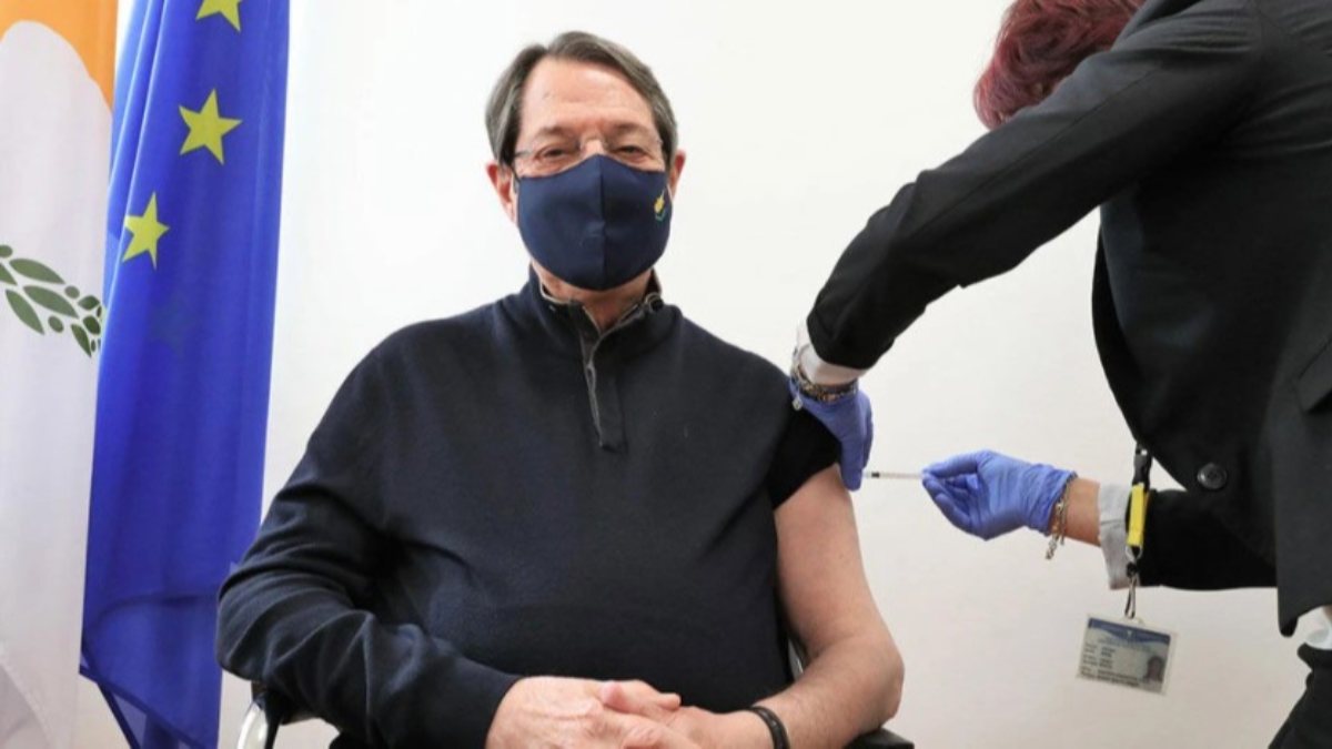 Ο Έλληνας ηγέτης Νίκος Αναστασιάδης λαμβάνει εμβόλιο κοροναϊού