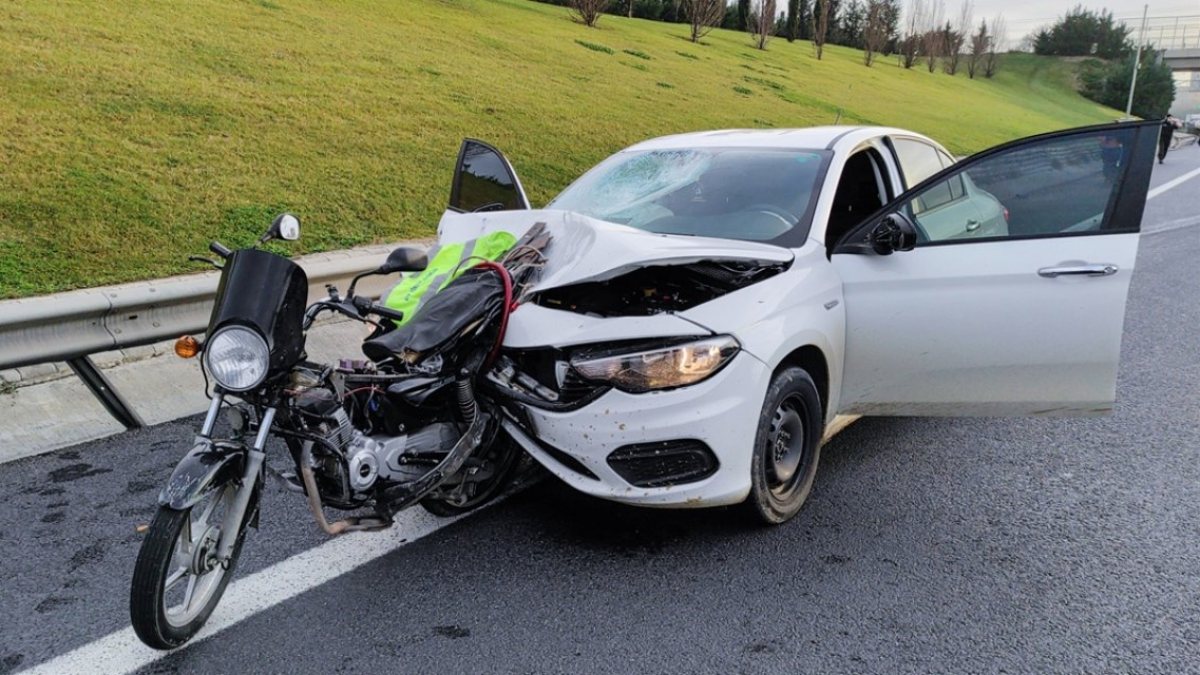 Başakşehir'de motosiklet, otomobile saplandı: 1 ölü