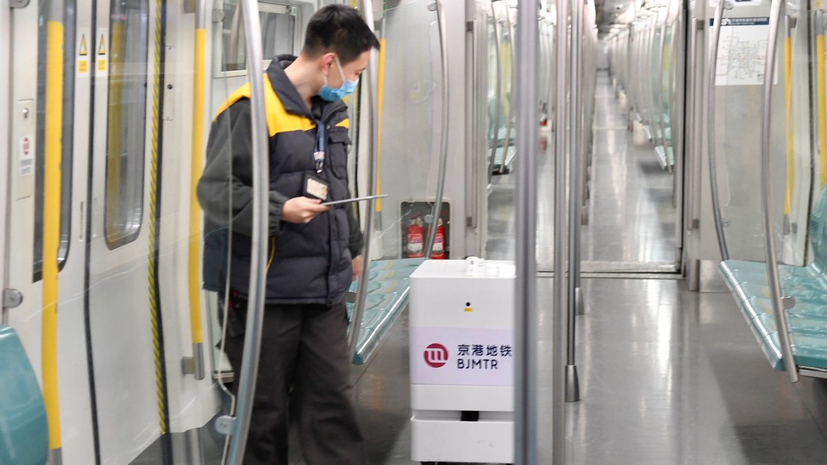 Robots in China disinfect subways