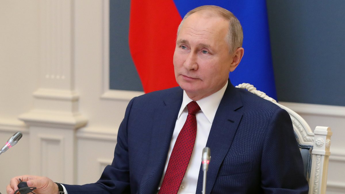 Vladimir Putin warns of tech companies