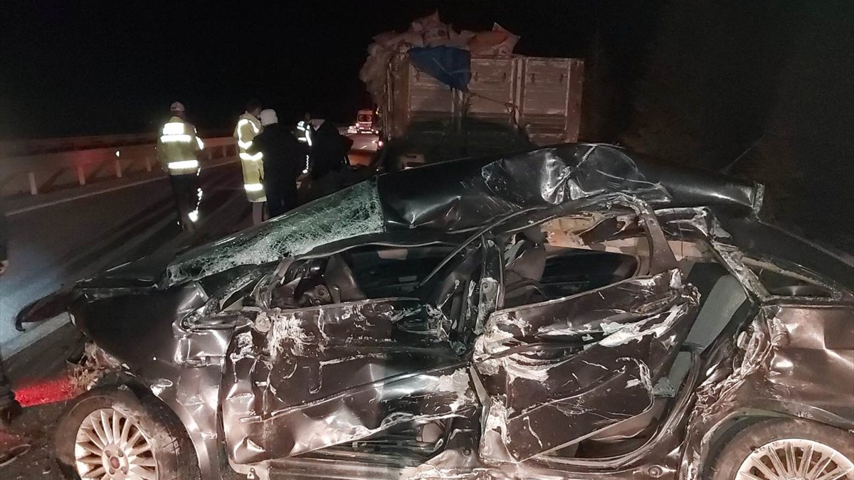 Eskişehir'de kamyon üç araca çarptı: 1 ölü, 2 yaralı