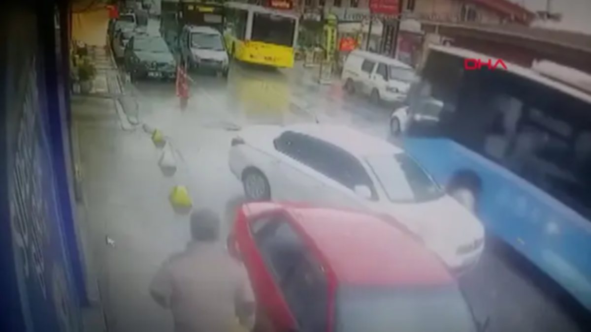 Beykoz'da özel halk otobüsleri kafa kafaya çarpıştı