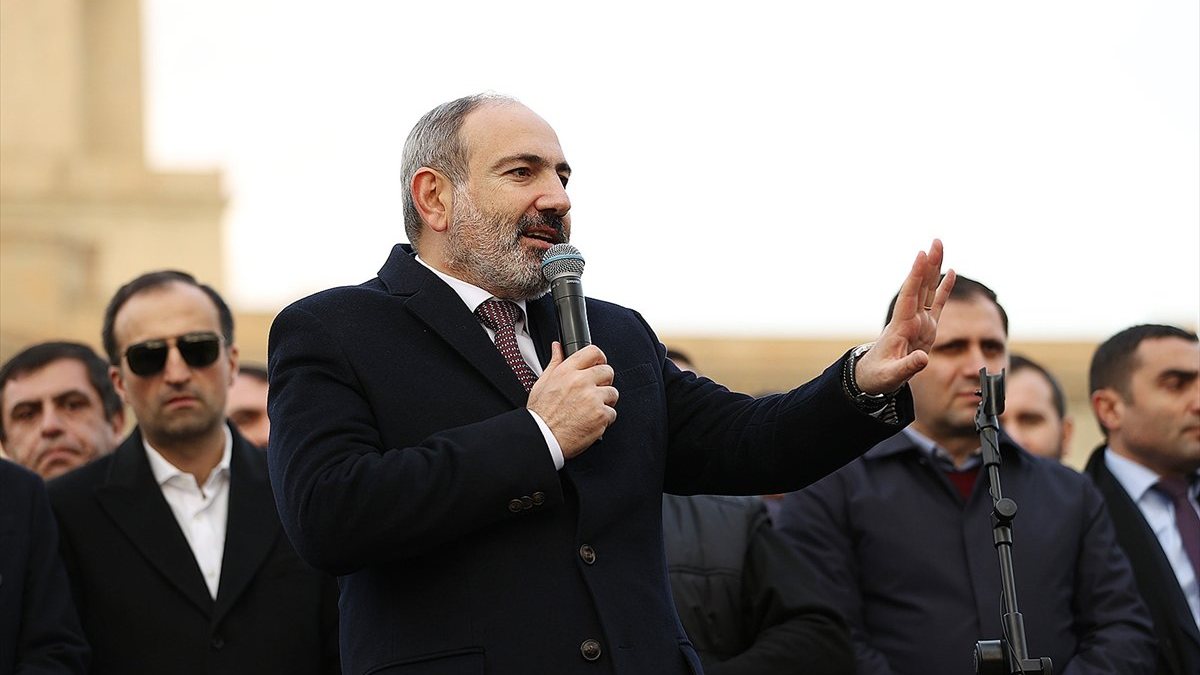 Pashinyan dismisses the chief of general staff in Armenia
