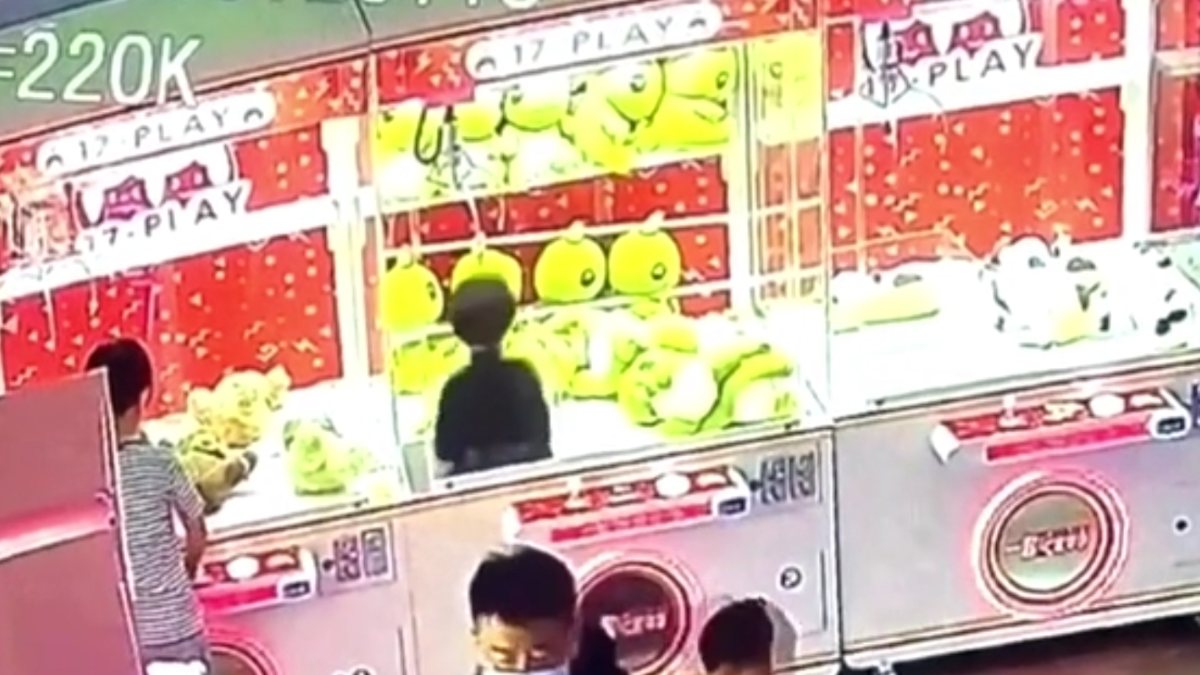 The little girl who entered the toy machine in China could not get out