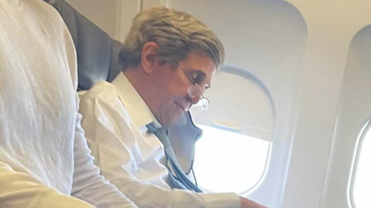 John Kerry spotted on plane without mask