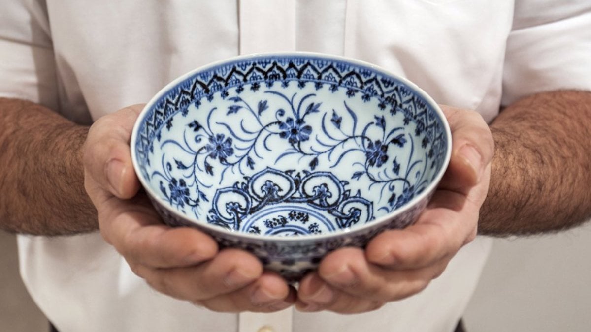 The bowl bought for $35 in the USA was sold for $722,000 at auction