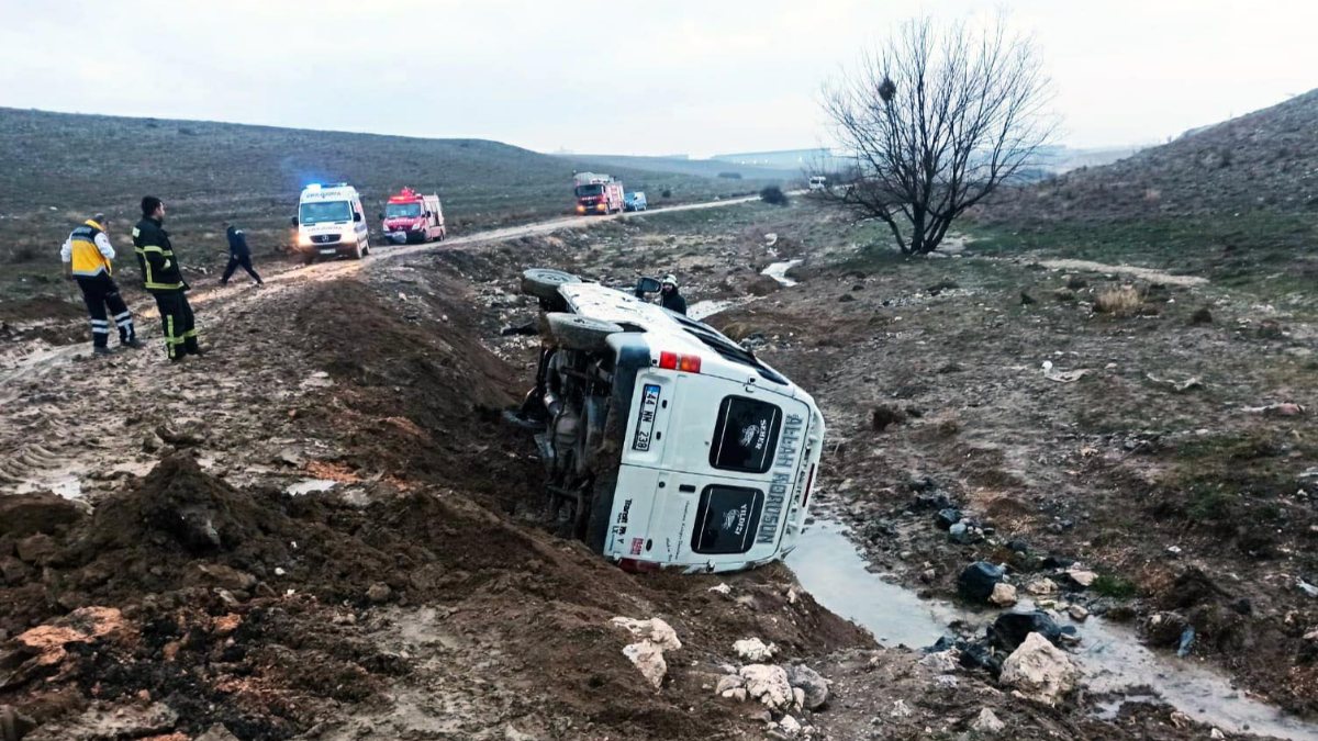Eskişehir'de minibüs şarampole yuvarlandı: 1 ölü